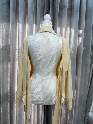 Jersey amarillo cuello alto lazo espalda