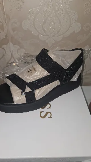 Sandalias Guess Beige y Marrón
