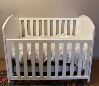 Cuna de madera blanca