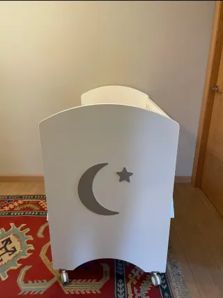 Cuna de madera blanca