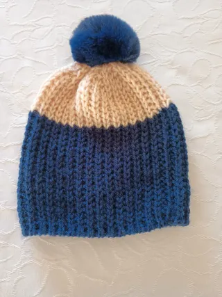 Gorro de lana tejido con pompón