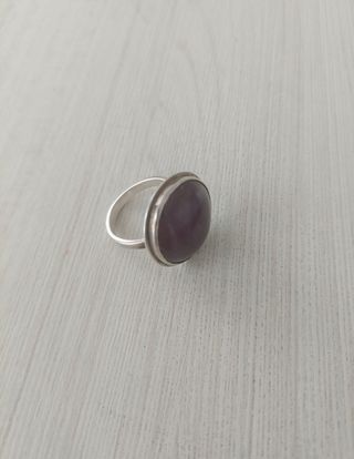 Anillo con piedra rosa y plata