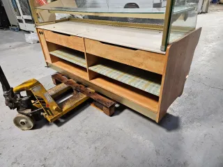 Mueble comercial cristal curvo madera