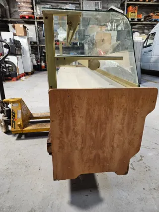 Mueble comercial cristal curvo madera