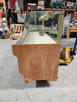 Mueble comercial cristal curvo madera