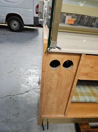 Mueble comercial cristal curvo madera