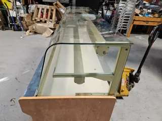 Mueble comercial cristal curvo madera