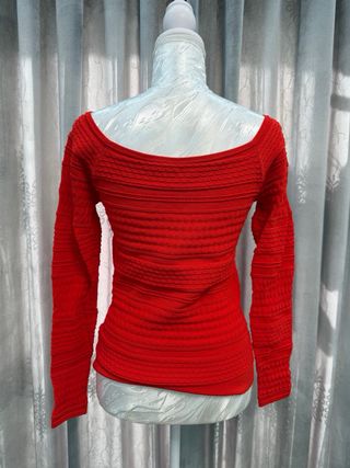 Blusa roja manga larga escote pico