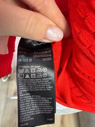 Blusa roja manga larga escote pico