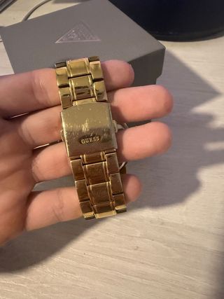 RELOJ GUESS DORADO