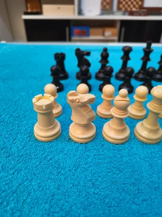 Piezas de ajedrez de plástico Staunton 4.