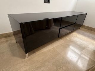 Mueble bajo TV negro y plateado
