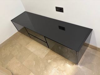 Mueble bajo TV negro y plateado
