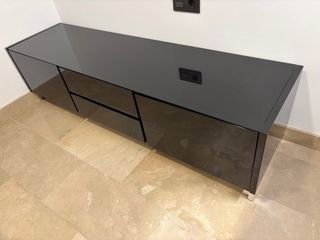 Mueble bajo TV negro y plateado