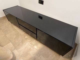 Mueble bajo TV negro y plateado