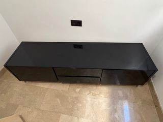 Mueble bajo TV negro y plateado