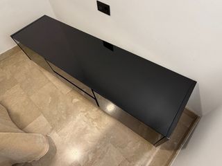 Mueble bajo TV negro y plateado