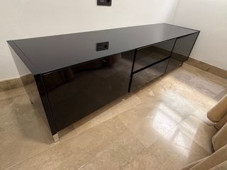 Mueble bajo TV negro y plateado