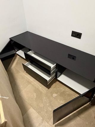 Mueble bajo TV negro y plateado