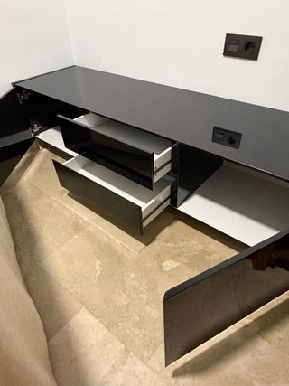 Mueble bajo TV negro y plateado
