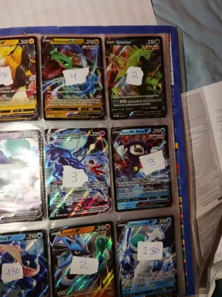 Cartas Pokémon V y VMAX originales.