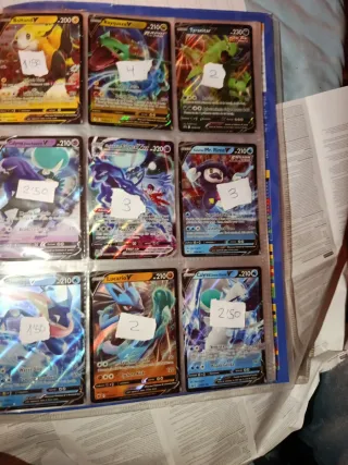 Cartas Pokémon V y VMAX originales.