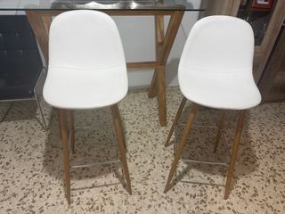 Taburetes Jysk blancos