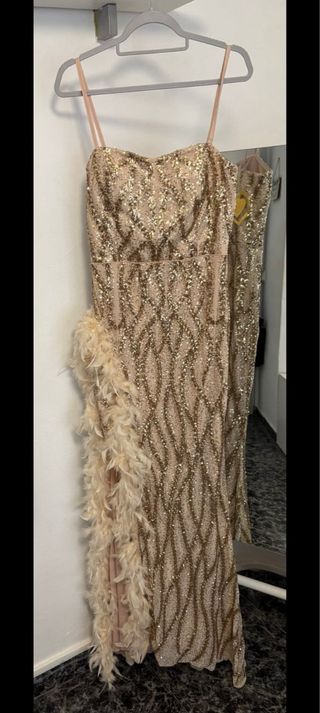Vestido de fiesta beige y dorado con plumas