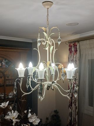 Lámpara de techo blanca, con tonos pastel.