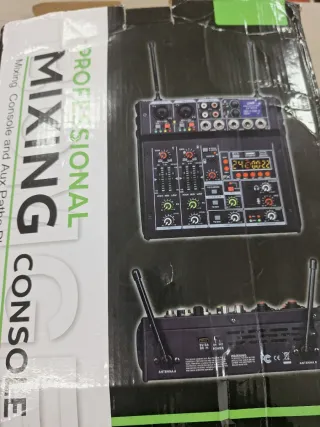 Mesa de mezclas 24DSP con micrófonos