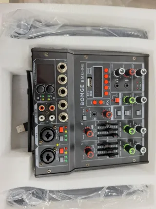 Mesa de mezclas 24DSP con micrófonos