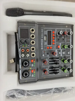 Mesa de mezclas 24DSP con micrófonos