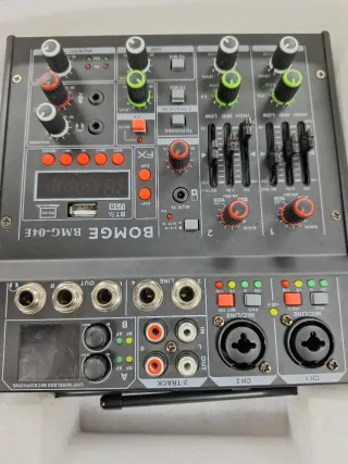 Mesa de mezclas 24DSP con micrófonos