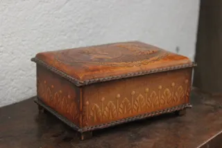 Caja de cuero repujado con retratos
