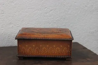 Caja de cuero repujado con retratos