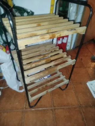 Estantería metálica y madera