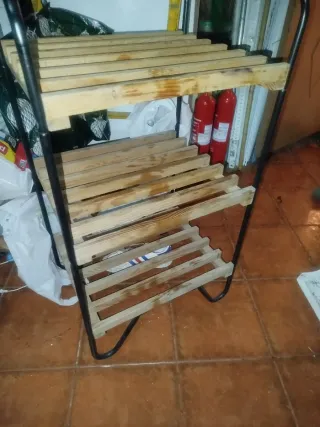 Estantería metálica y madera