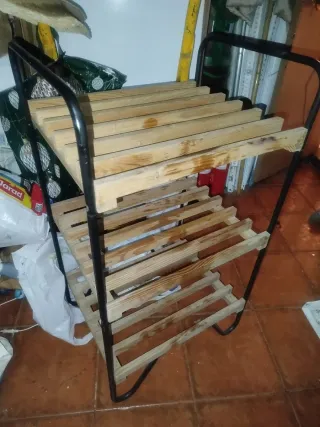 Estantería metálica y madera
