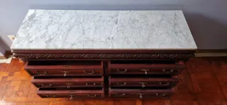 Cómoda de madera con encimera de mármol