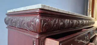 Cómoda de madera con encimera de mármol