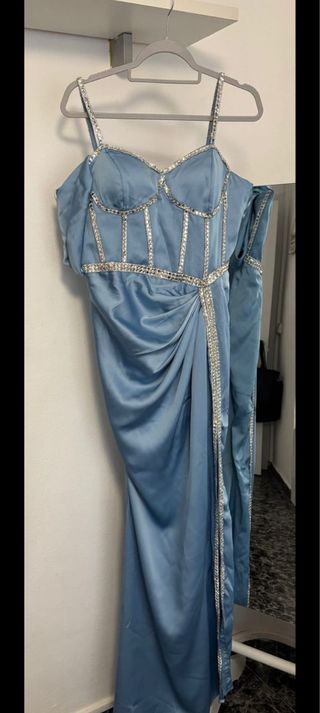 Vestido de fiesta azul con pedrería