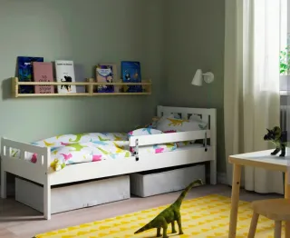 Cama infantil blanca con barrera