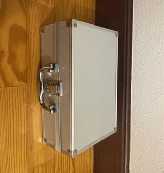 Maletín de maquillaje plateado