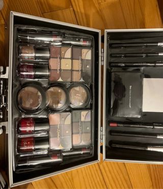 Maletín de maquillaje plateado