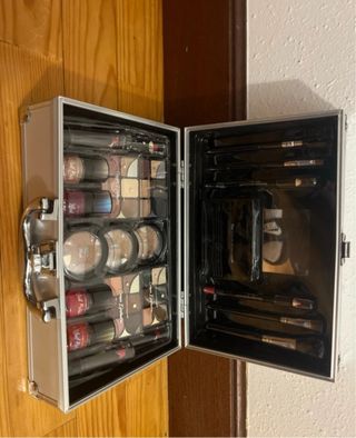 Maletín de maquillaje plateado