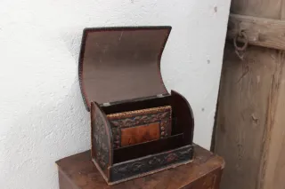 Caja de cuero repujado para documentos