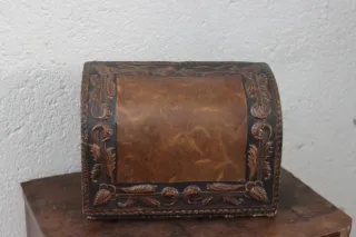 Caja de cuero repujado para documentos