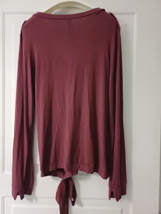 Maglia in viscosa borgogna con fiocco