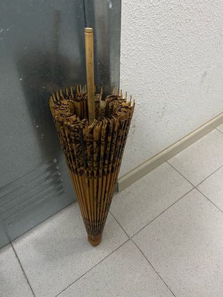 Sombrilla antigua de bambú y papel
