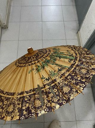 Sombrilla antigua de bambú y papel